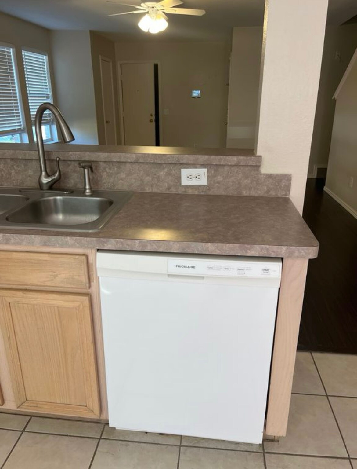 Building Photo - Room in Duplex on W Walton Way