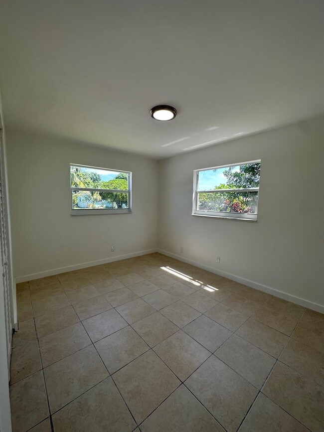 Building Photo - 4051 NE 4th Ave