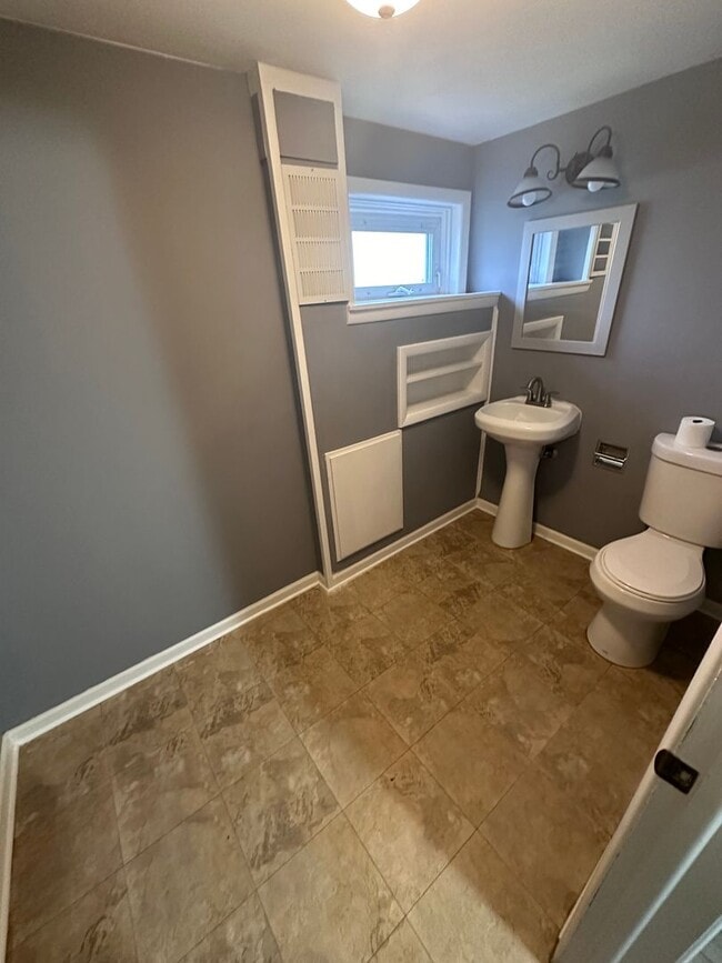 Building Photo - $1445 - 3 bedroom/ 1.5 bathroom - Beautifu...