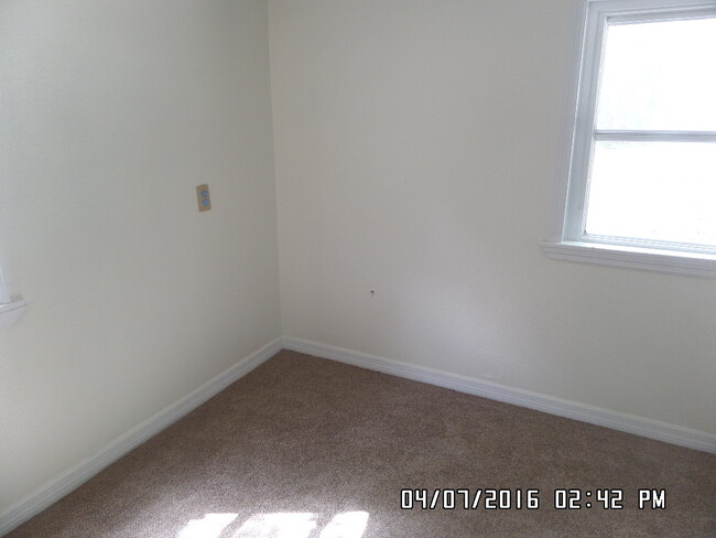 Building Photo - WELCOME HOME!   Cozy Orange City Home on A...