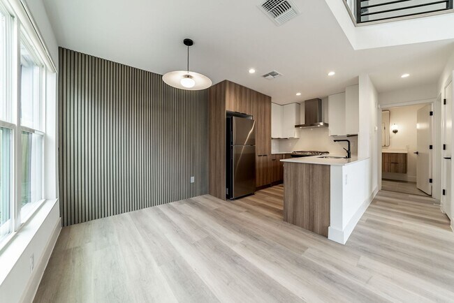 Building Photo - Stunning 2 bed / 2 bath condo in North Austin