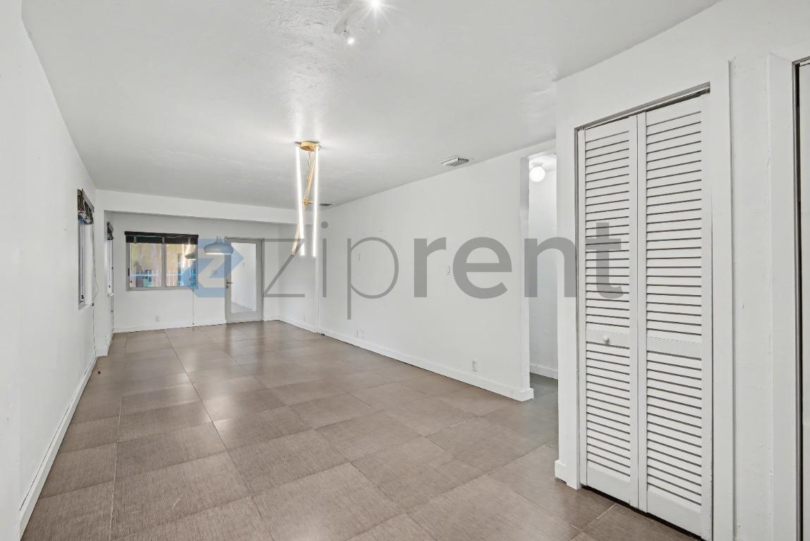 Building Photo - Unit