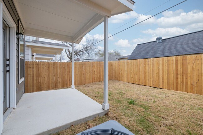 Building Photo - 50% Security Deposit! Like-New 3BR Duplex in Gated Community w/ Parks, Granite Kitchen & Private ...