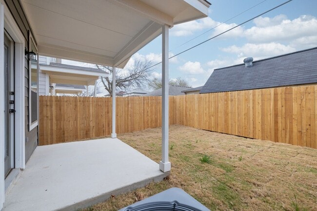 Building Photo - Like-New 3BR Duplex in Gated Community w/ Parks, Granite Kitchen & Private Yard