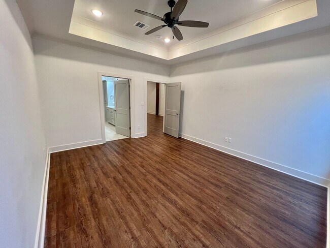 Building Photo - Spacious Two Bedroom Townhouse off Jeffers...