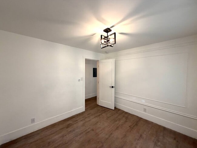 Building Photo - Tastefully remodeled Midtown Sacramento Apartment with Private Backyard Patio!