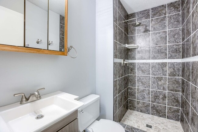 Building Photo - Light-Filled 4-Bedroom in Millard!!