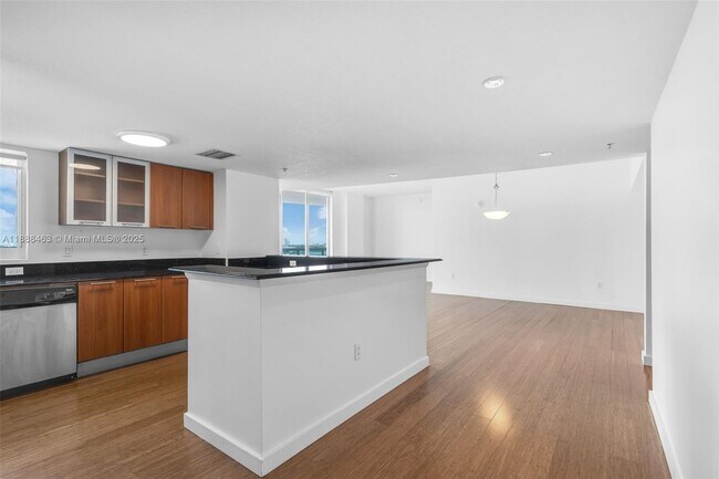 Building Photo - 1800 N Bayshore Dr