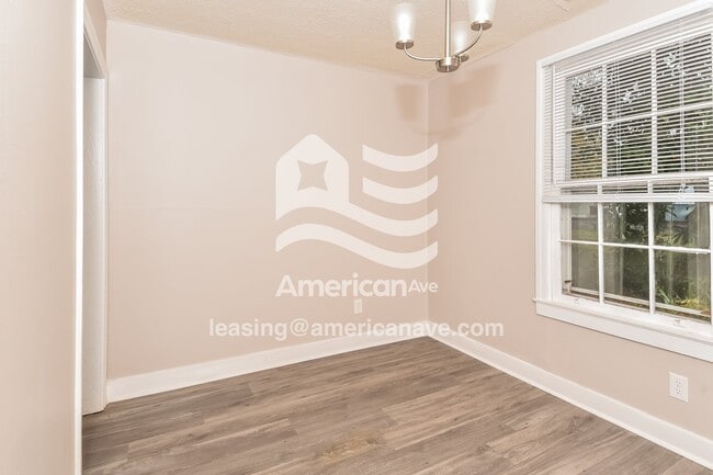 Building Photo - 2117 Roosevelt Dr