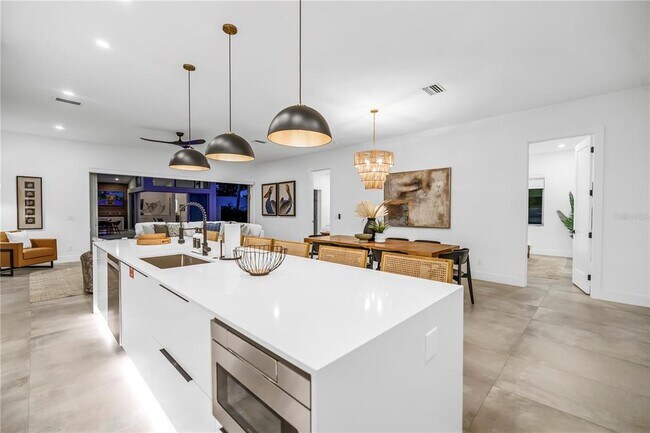 Building Photo - 2065 Goldenrod St