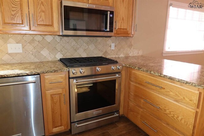Building Photo - 1544 Sweetbriar Dr