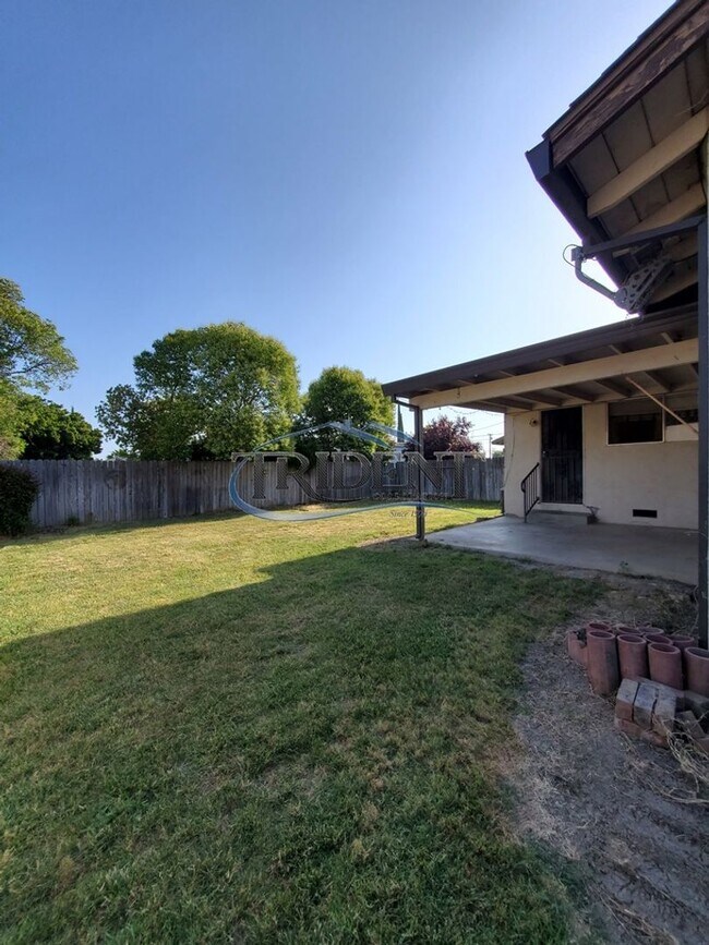 Building Photo - 231 E 18th St