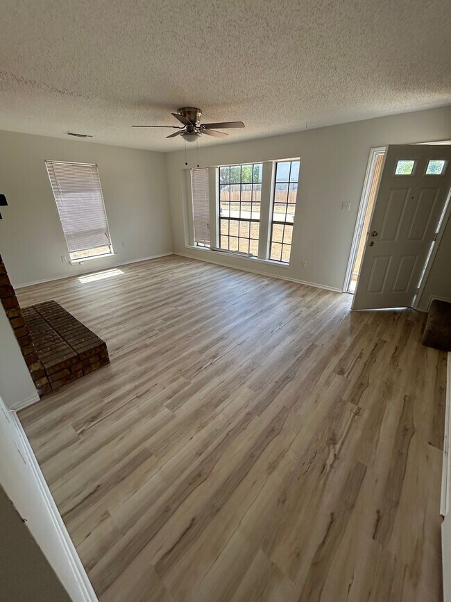 Building Photo - Come and see this well-kept beautiful home today!