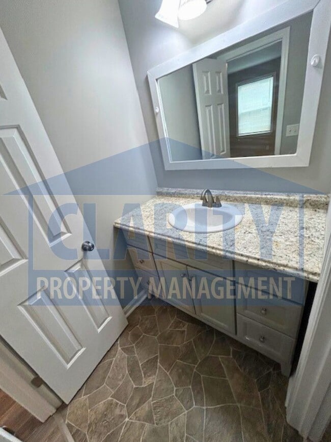 Building Photo - Two bedroom townhome in Hixson!