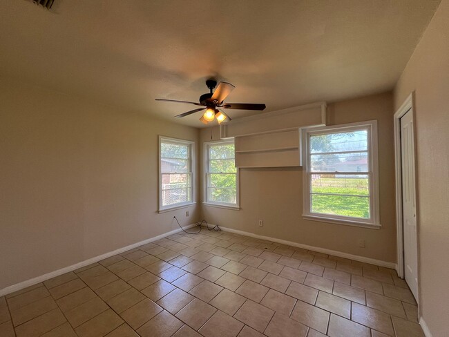 Building Photo - LINDALE PARK WITH EXTRA SQUARE FOOTAGE!!