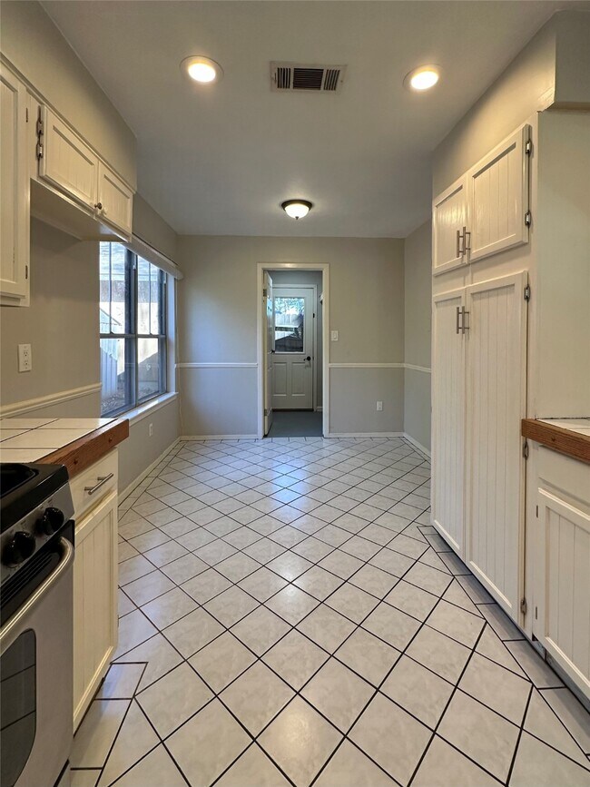 Building Photo - 2016 Royal Oak Pl