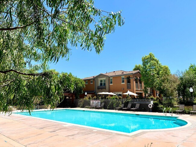 Building Photo - Enchanting 4 bedroom/2.5 bath property in the heart of Claremont Village