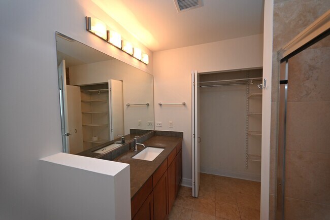 Building Photo - 770 W Gladys Ave