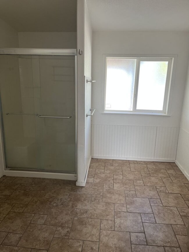 Building Photo - Beautiful Home in Fairview