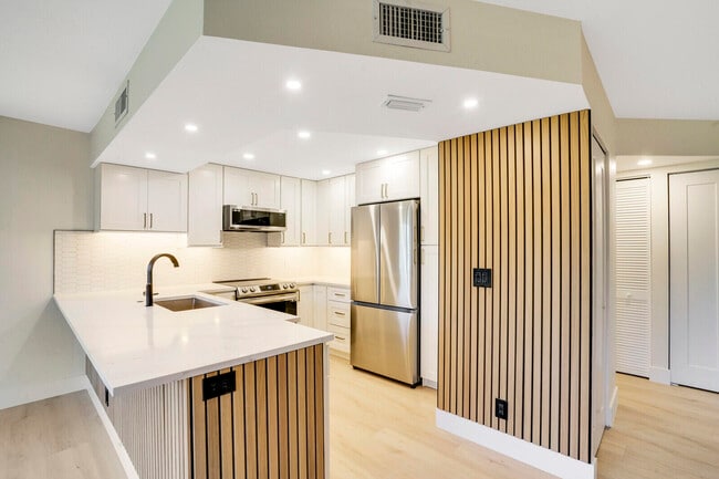 Building Photo - 1605 S US Hwy 1