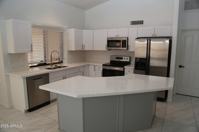 Building Photo - 827 W Harbor Dr