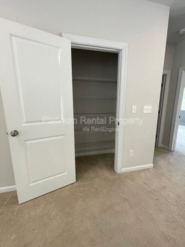 Building Photo - 1825 Dahlia Dr
