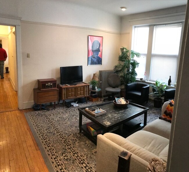 Building Photo - Very Spacious 2 BR/1 BA in Wrigleyville