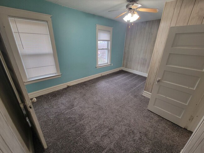 Building Photo - AVAILABLE JUNE - 4 Bed 1 Bath Located In East Hillside