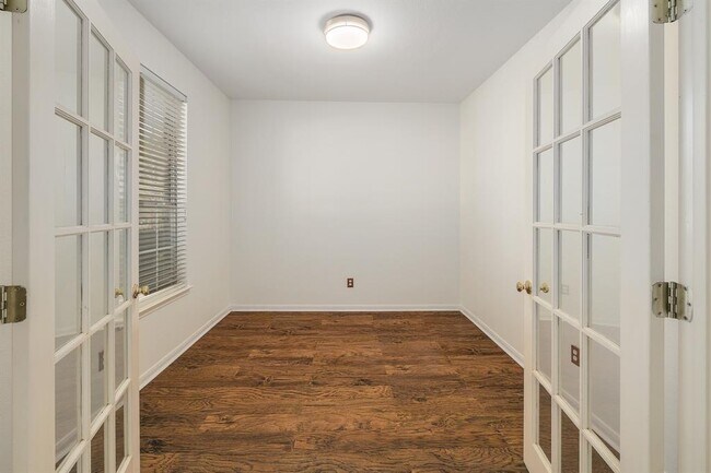 Building Photo - 2023 Wood Glen Dr
