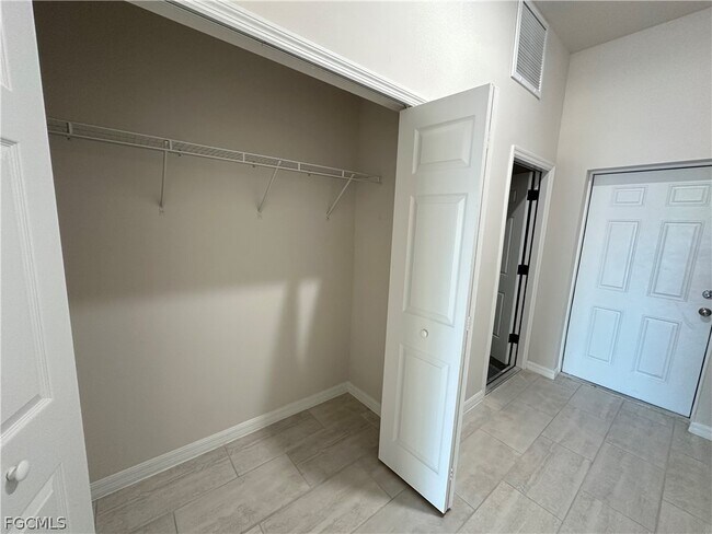 Building Photo - 3821 SW 9th Ave