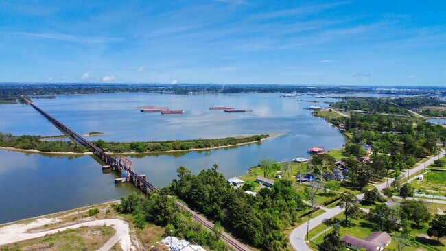 Building Photo - 17111 River Rd