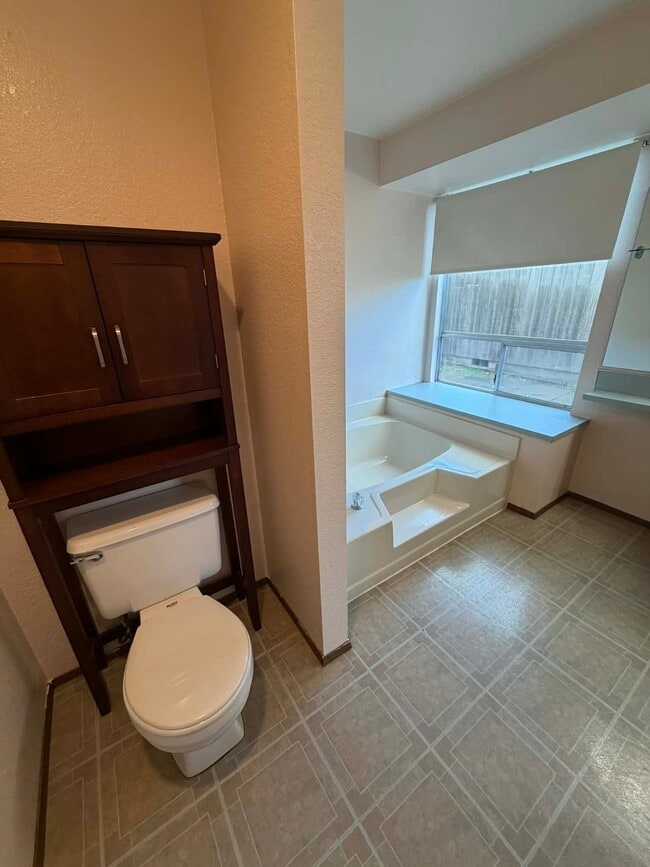 Building Photo - 725 Edelweiss Ln SE