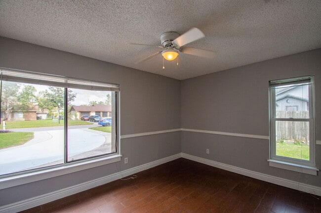 Building Photo - 704 Putt Ln