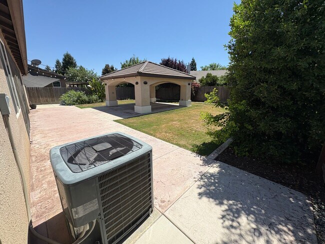 Building Photo - SE Visalia home Coming Soon!!