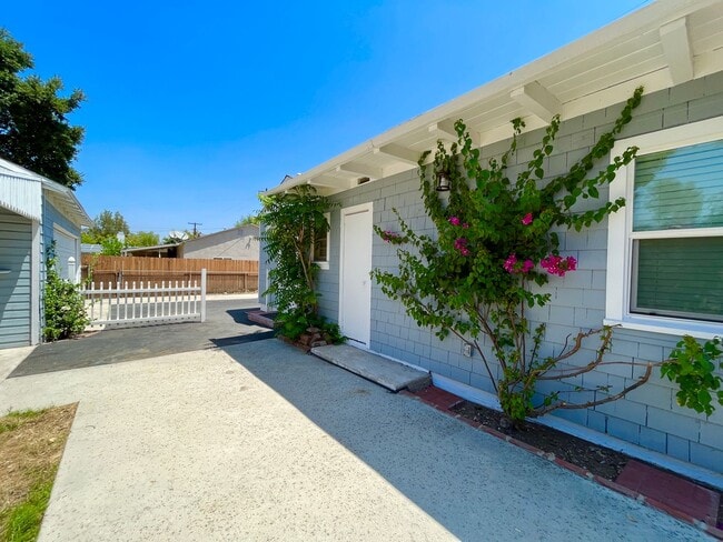 Building Photo - Completely Renovated Jem just north of Ven...