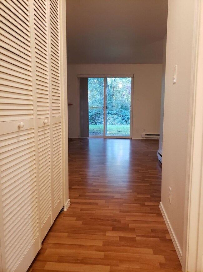 Building Photo - 1 Bedroom 1 Bath Condo with 1 Carport Park...
