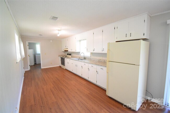 Building Photo - 4099 Shenandoah Dr SW