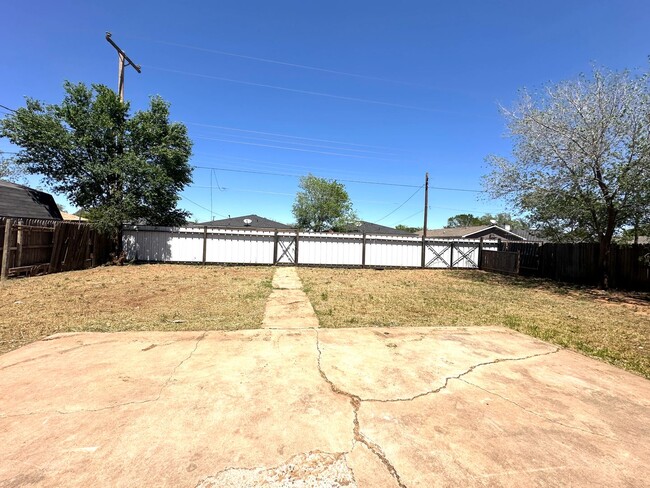 Building Photo - Updated 3 Bed/ 2 Bath Available!