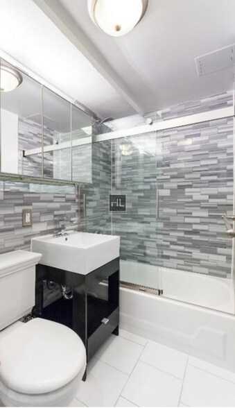 Building Photo - Act now on this gorgeous 2BR 1BTH apartmen...