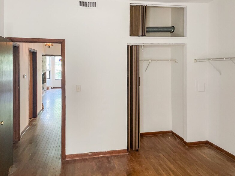 Building Photo - 877 W Lill Ave