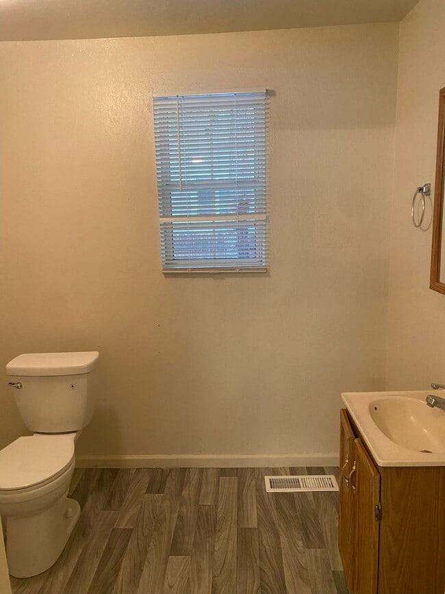 Building Photo - Newly remodeled