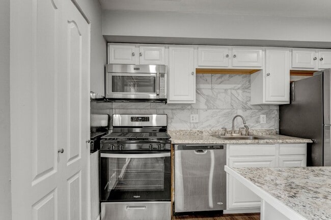 Building Photo - Charming 2BR Condo in Glen Burnie