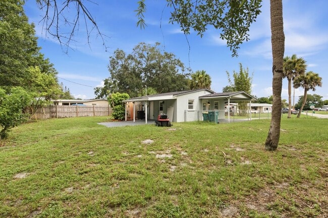 Building Photo - 2267 Robinhood Dr