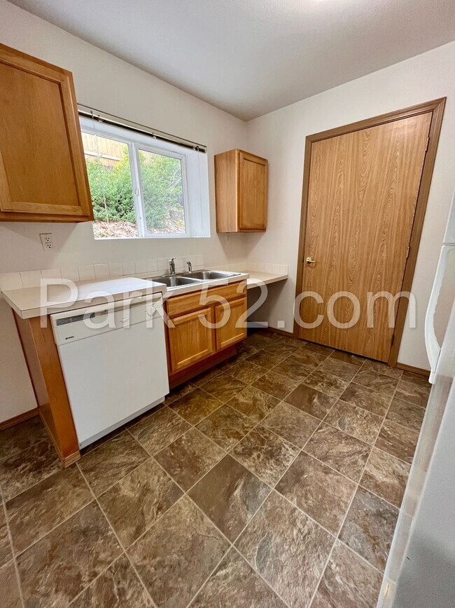 Building Photo - $300 Off First Full Month!  1 Bedroom 1 Bathroom - Ground Floor - Bonney Lake Condo - #C1