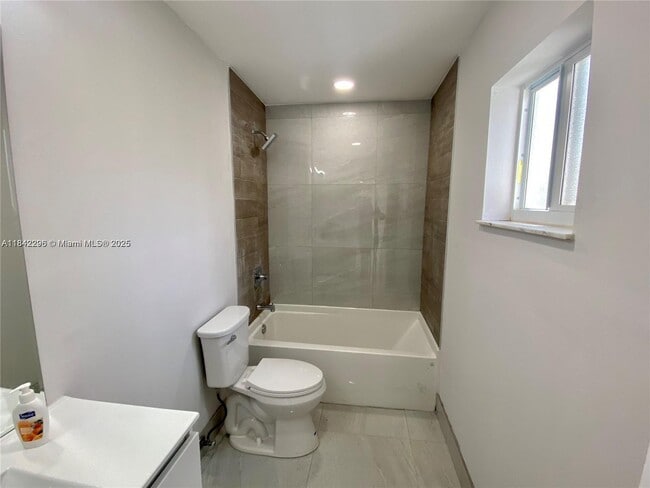 Building Photo - 1933 SW 17th Ct