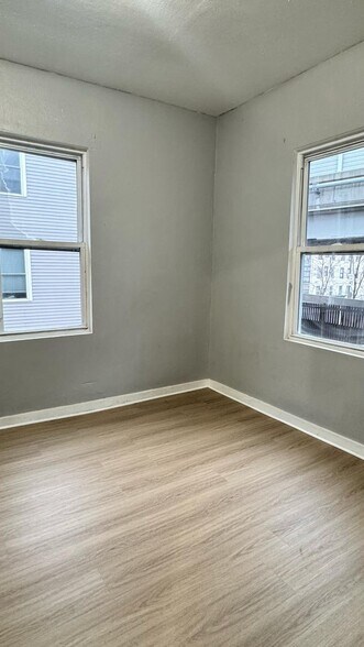 Building Photo - 167 Walnut St