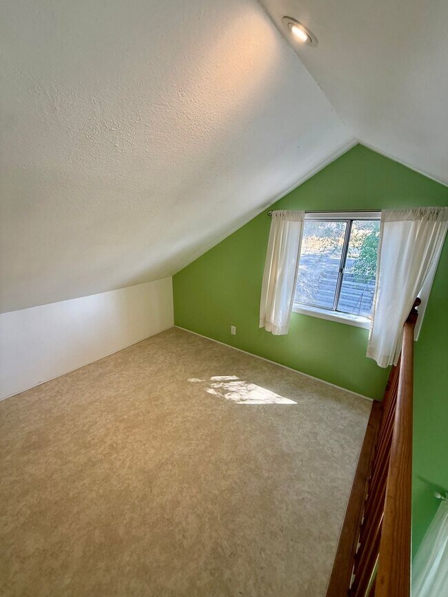Building Photo - 2036 Lavey St
