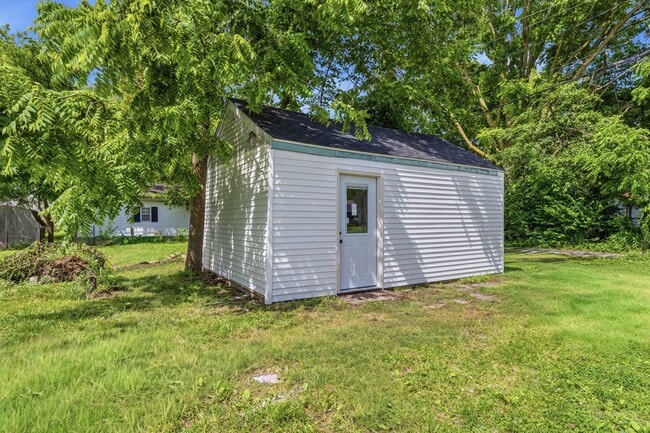 Building Photo - 420 W 25th St