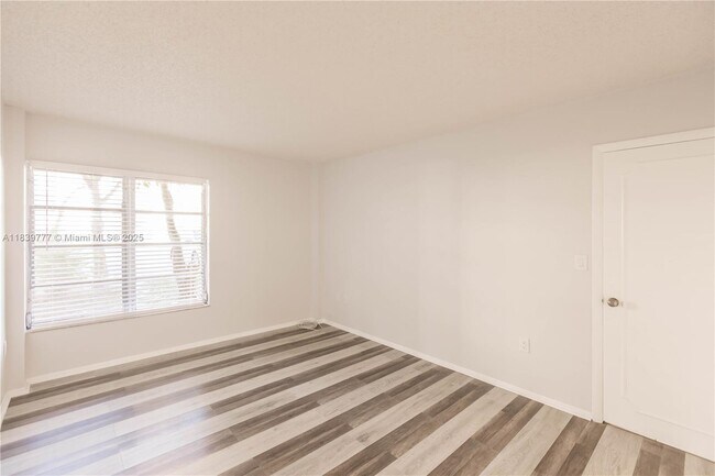 Building Photo - 4152 Inverrary Dr