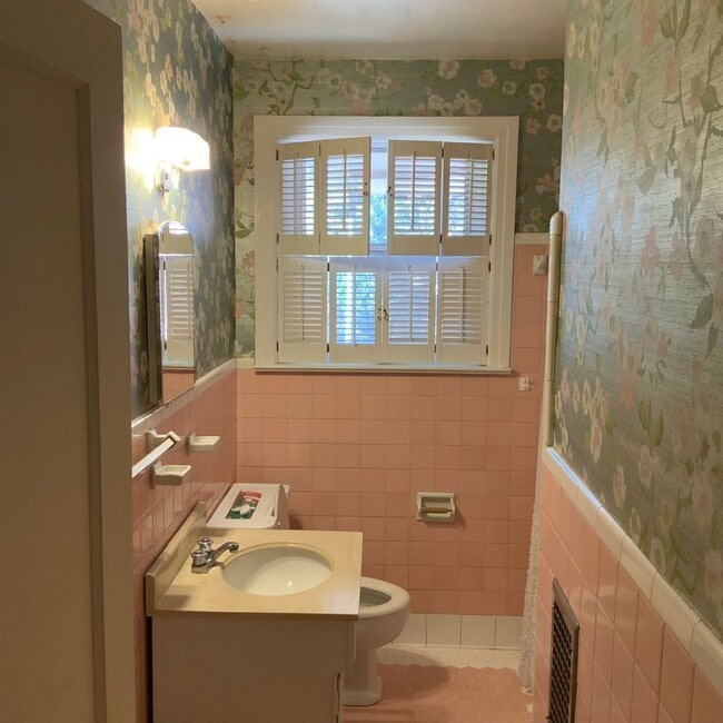 Building Photo - 200 Sunset Dr